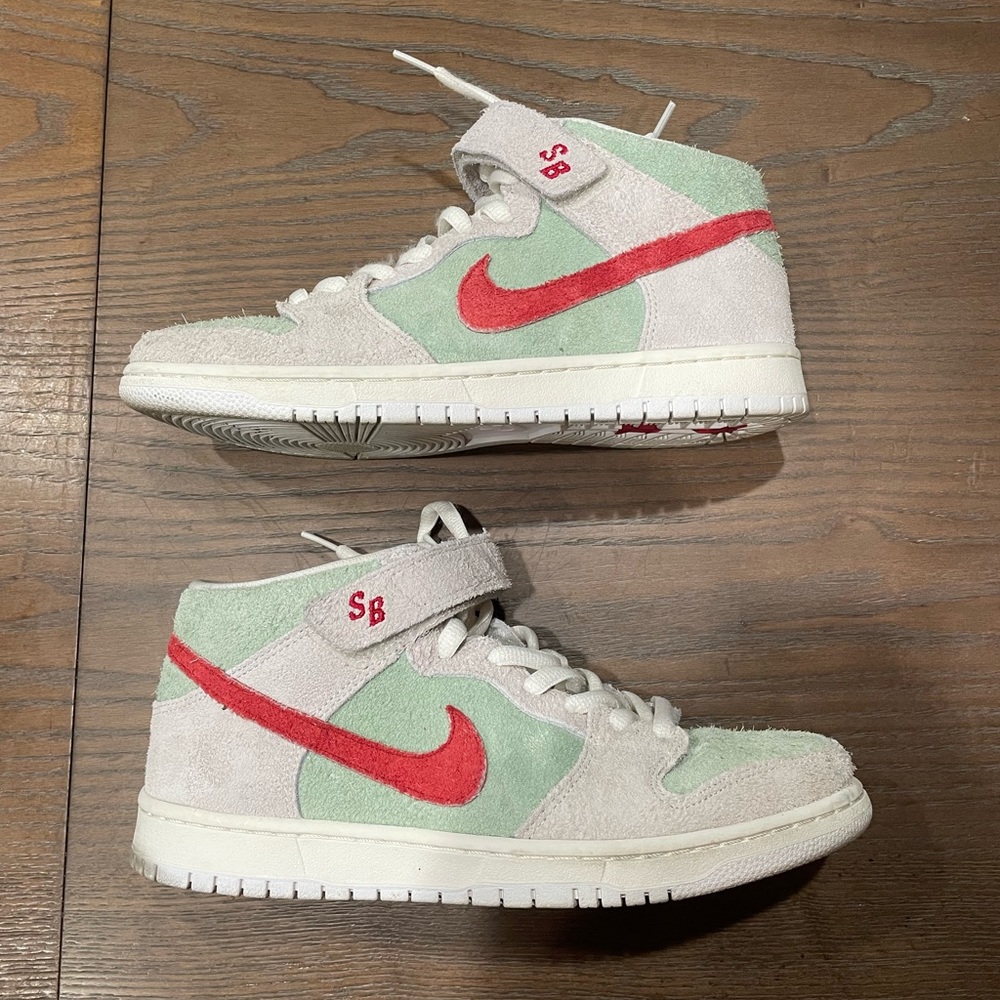 Nike SB Dunk Mid White Widow Size 9.5 - Pre Owned